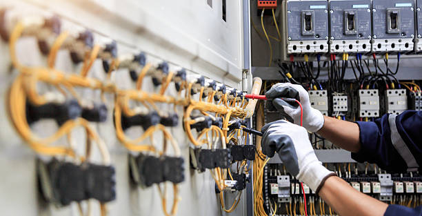 Professional Electrician technician working in Rancho Alegre, TX